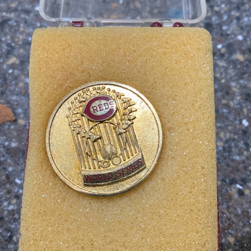 VINTAGE 1976 MLB Cincinnati Reds WORLD SERIES PRESS PIN